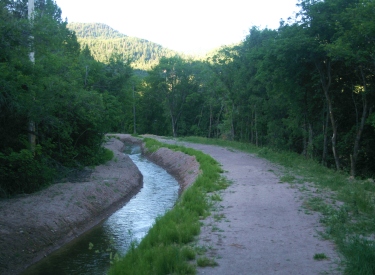 Heading back to the parking lot on the Canal Trail.